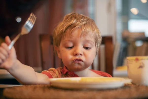 Child in the kitchen — Stock Photo, Image