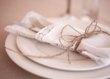şık tabak çatal ve stemware ile bir akşam yemeği için şık restoran Tablo ayarı