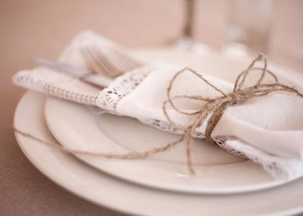 Ambiente de mesa de restaurante elegante para refeições finas com talheres e talheres de pratos — Fotografia de Stock
