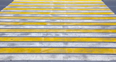 Yol işaretleme. Yaya geçidi. Asfalt üzerinde beyaz ve sarı şeritler