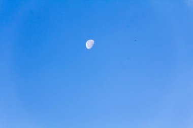 NET bulutsuz gökyüzü ve görünür ay