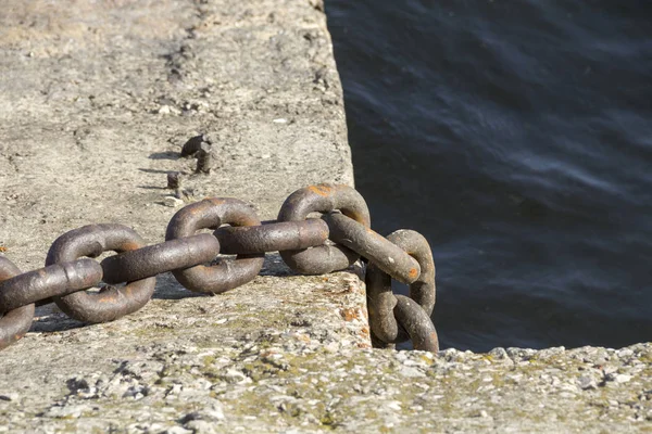 Une Vieille Chaîne Rouillée Sur Quai Remblai Béton Protection Des — Photo