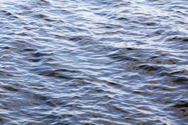 Su yüzeyi. Doğal arka plan. Dalgaların su yüzeyi, mavi deniz, rezervuar