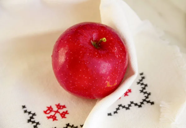 Manzana Roja Madura Servilleta Lino Con Bordado — Foto de Stock