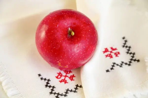 Zralé Červené Jablko Lněný Ubrousek Výšivkou — Stock fotografie