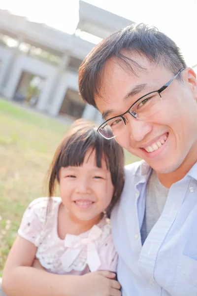 Roztomilá Dívka Otcem Při Selfie Parku — Stock fotografie