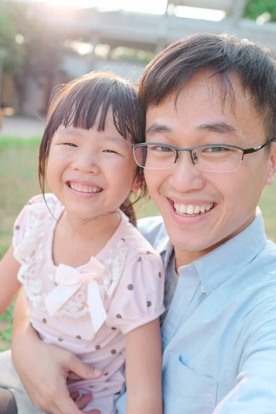 Bonito Menina Com Pai Tomando Selfie Parque — Fotografia de Stock