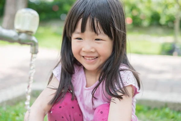 Roztomilá Dívka Šťastně Usmívala Mytí Rukou — Stock fotografie