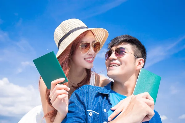 Pareja Con Pasaporte Con Fondo Azul Del Cielo —  Fotos de Stock