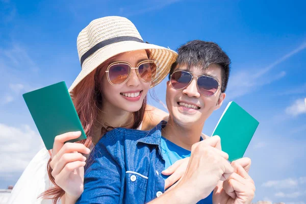 Echtpaar Met Paspoort Met Blauwe Hemelachtergrond — Stockfoto