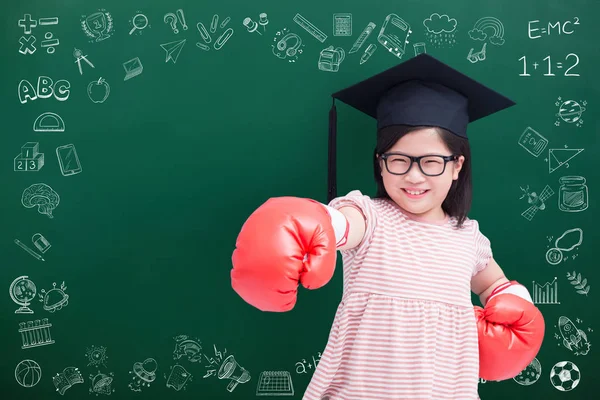 Bonito Menina Vestindo Bacharel Cap Luvas Quadro Verde — Fotografia de Stock