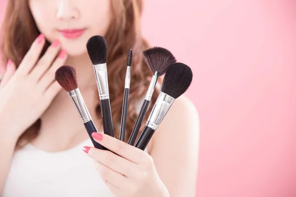 Mujer Belleza Con Pinceles Maquillaje Fondo Rosa —  Fotos de Stock