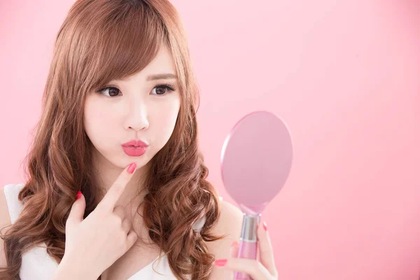 Belleza Maquillaje Mujer Con Espejo Fondo Rosa — Foto de Stock
