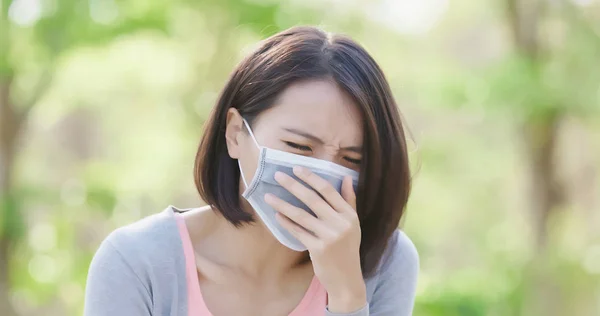 Femme Tomber Malade Tousser Dans Forêt — Photo