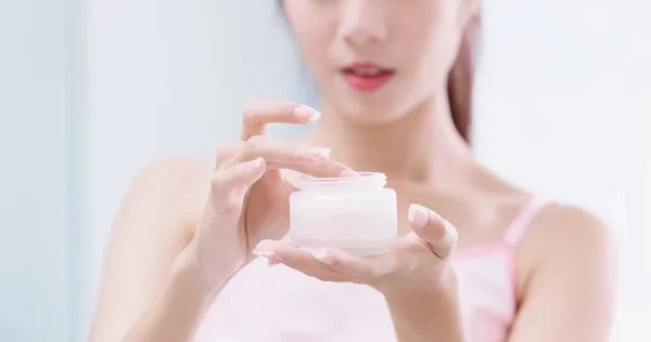 Mujer Belleza Con Crema Hidratante Baño — Foto de Stock