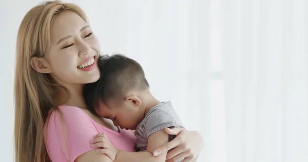 Mama Umarmt Ihren Sohn Und Lächelt Glücklich Hause — Stockfoto
