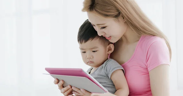 Matka Synem Kanapie Domu Pomocą Cyfrowego Tabletu — Zdjęcie stockowe