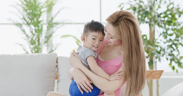 Mãe Abraçando Seu Filho Sorrir Casa — Fotografia de Stock