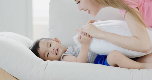 Mãe Brincando Com Filho Sofá Casa — Fotografia de Stock