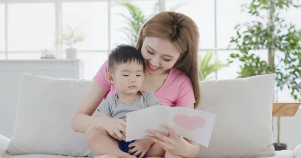 Mère Lecture Livre Avec Fils Sur Canapé Maison — Photo