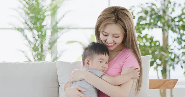 Mamãe Abraçando Seu Filho Sorrindo Feliz Casa — Fotografia de Stock