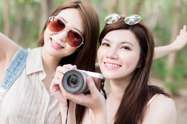 Duas Mulheres Bonitas Com Câmera Floresta — Fotografia de Stock