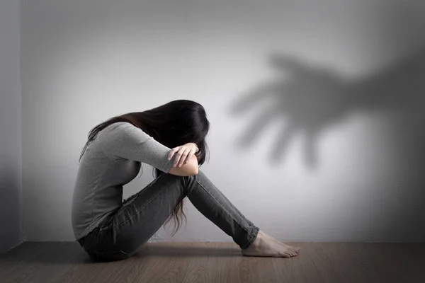 Mulher Deprimida Sentada Chão Conceito Assédio Sexual — Fotografia de Stock