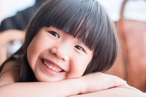 Nahaufnahme Eines Süßen Mädchens Das Restaurant Glücklich Lächelt — Stockfoto
