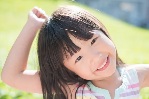 Χαριτωμένο Κορίτσι Χαμογελώντας Ευτυχώς Στο Πάρκο — Φωτογραφία Αρχείου