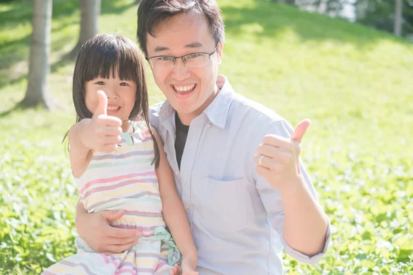 Vater Und Tochter Lächeln Und Zeigen Daumen Hoch — Stockfoto