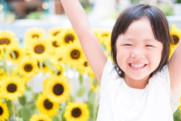 Bonito Menina Sorrindo Feliz Com Girassóis Fundo — Fotografia de Stock