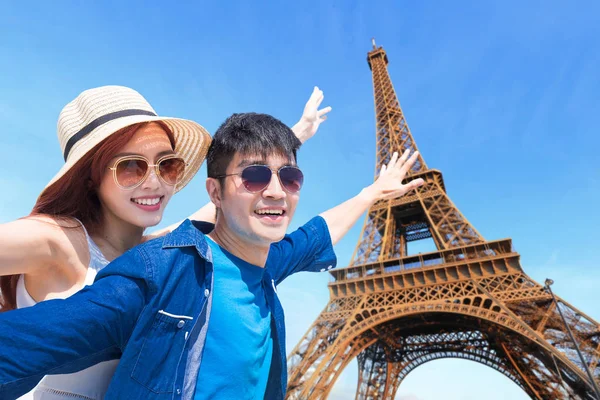 夫妇感觉自由和享受巴黎 — 图库照片