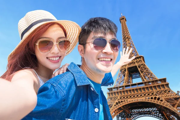 couple in Paris taking selfie happily