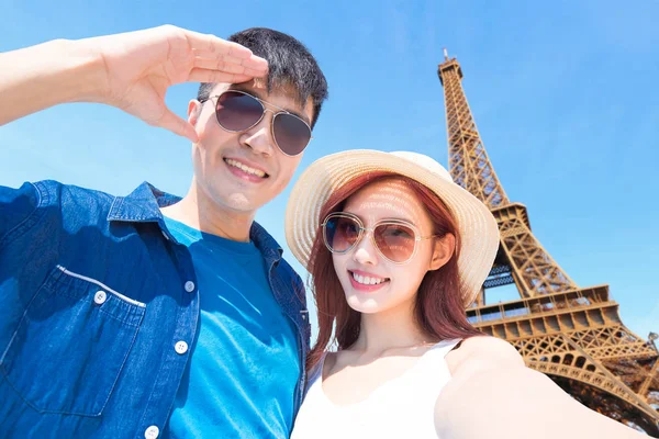 Pár Paříži Přičemž Selfie Šťastně — Stock fotografie