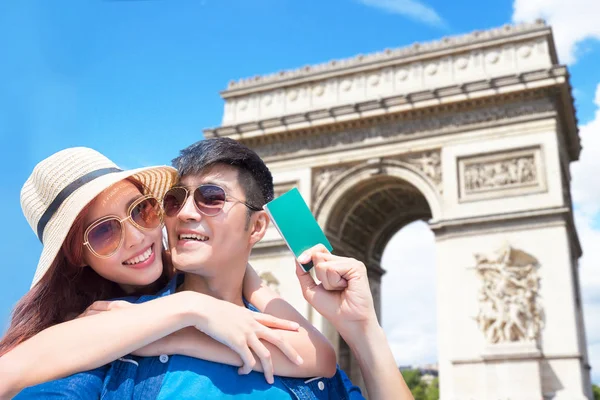 Asiático Pareja Con Pasaporte Por Arco Triomphe Paris — Foto de Stock