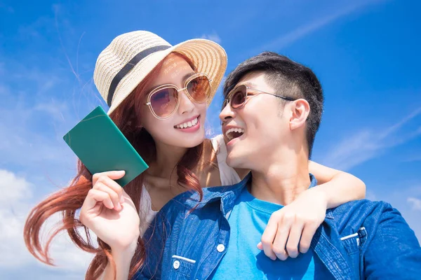 Asiático Casal Com Passaporte Com Céu Azul — Fotografia de Stock