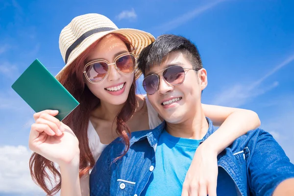 Coppia Con Passaporto Con Cielo Blu — Foto Stock