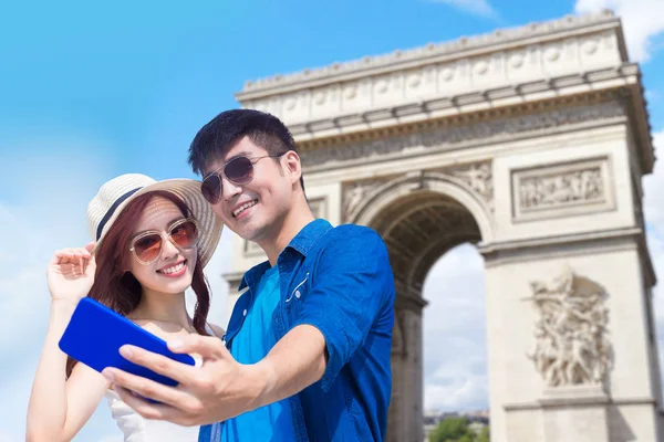 Para Paryżu Biorąc Selfie Szczęśliwie — Zdjęcie stockowe