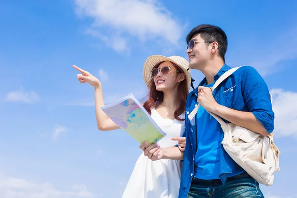 Met Kaart Met Blauwe Achtergrond Echt Paar — Stockfoto