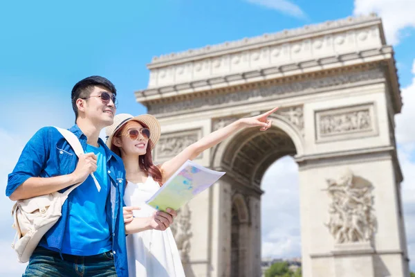 Paar Paris Hält Karte Mit Triumphbogen Hintergrund — Stockfoto