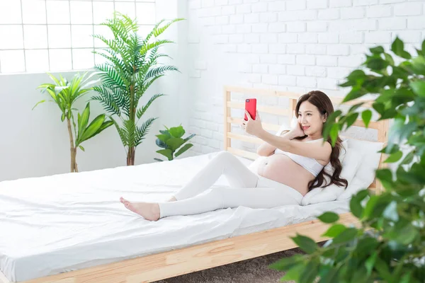 Schwangere Macht Glücklich Selfie Bett — Stockfoto
