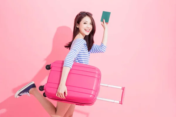 行李箱和护照的妇女 旅游理念 — 图库照片