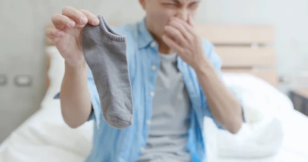 Mann Mit Stinkenden Socken Zimmer — Stockfoto