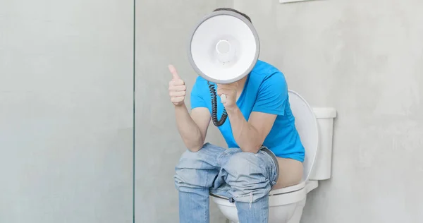 Homme Avec Mégaphone Pouce Vers Haut Sur Les Toilettes — Photo