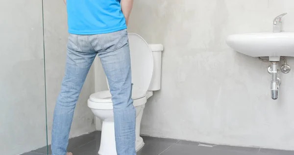 Homme Avec Urine Urgence Dans Les Toilettes — Photo