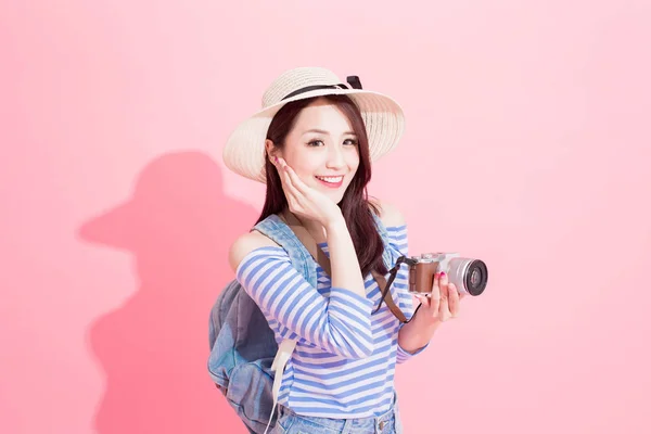 Schoonheid Vrouw Met Camera Gelukkig Lachend Roze Achtergrond — Stockfoto