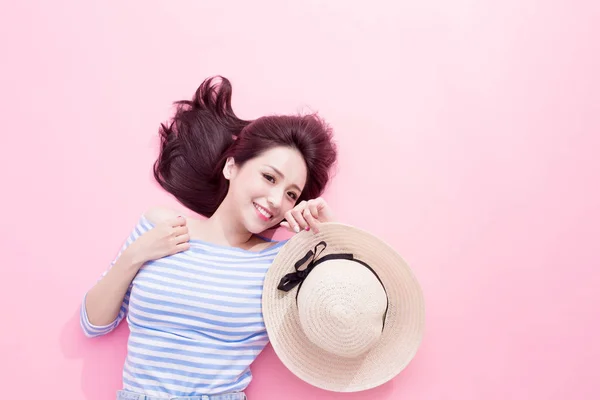 Красивая Женщина Счастливо Улыбается Лежит Розовом Полу — стоковое фото