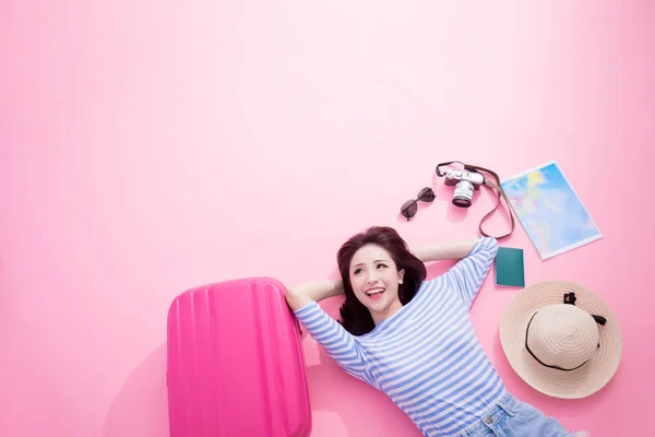 Travel Woman Lying Pink Floor — Stock Photo, Image