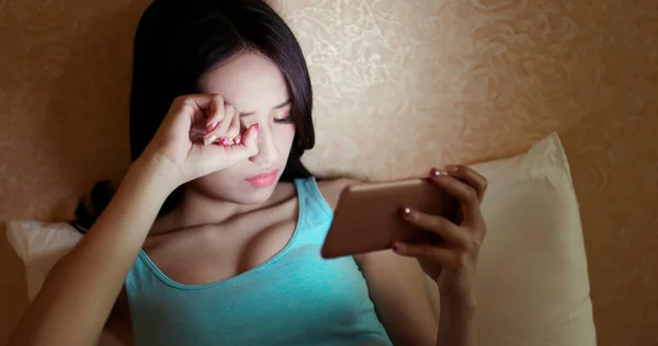 Женщина Использующая Телефон Кровати Ночью — стоковое фото