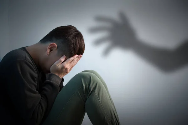 Homem Depressão Senta Chão Com Conceito Assédio Sexual — Fotografia de Stock